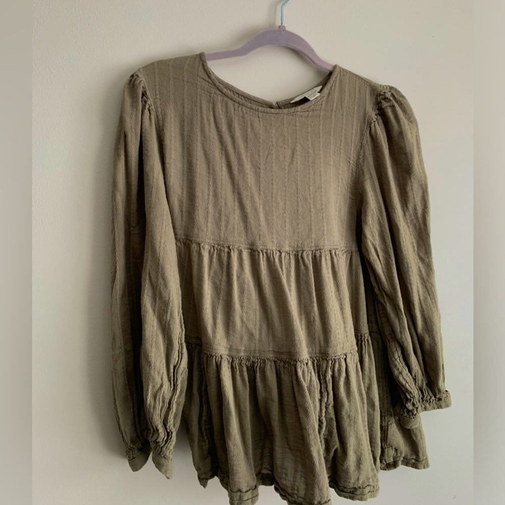 Olive green American Eagle blouse. Circle cutout in back. Size XS